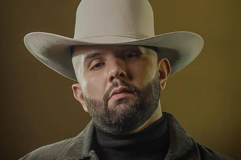 Carín León rinde homenaje a Colombia y al vallenato