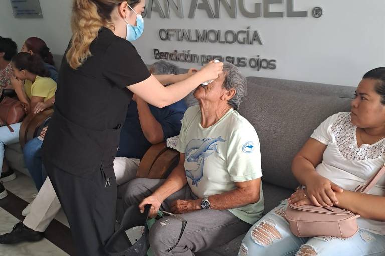Benefician a 25 escuinapenses con cirugías de cataratas