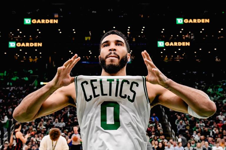 Mavericks, a sobrevivir por segundo juego al hilo; Celtics, por su título 18 en la NBA