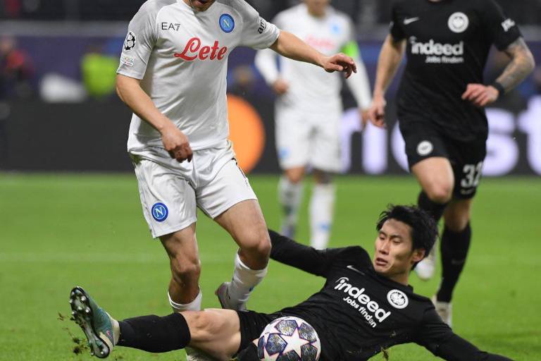 Chucky Lozano brilla en triunfo del Napoli en Frankfurt