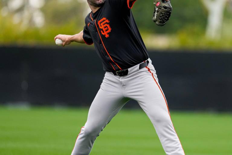 Verlander lanza dos entradas en su debut de primavera con Gigantes a los 42 años