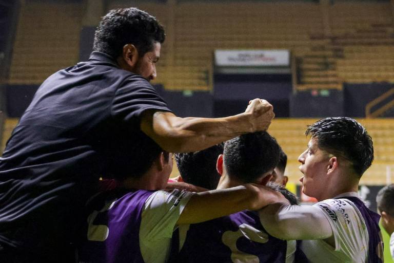 Sebastián Abreu, feliz por su primer triunfo como entrenador de Dorados