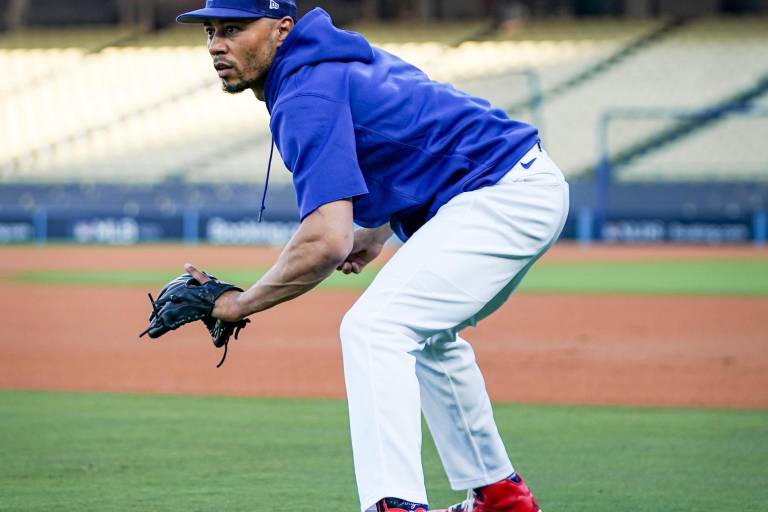 Los Dodgers llegan a Phoenix urgidos de ganar para evitar una sorpresiva eliminación