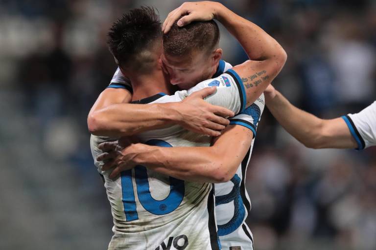 Dzeko y Lautaro rescatan al Inter ante el Sassuolo