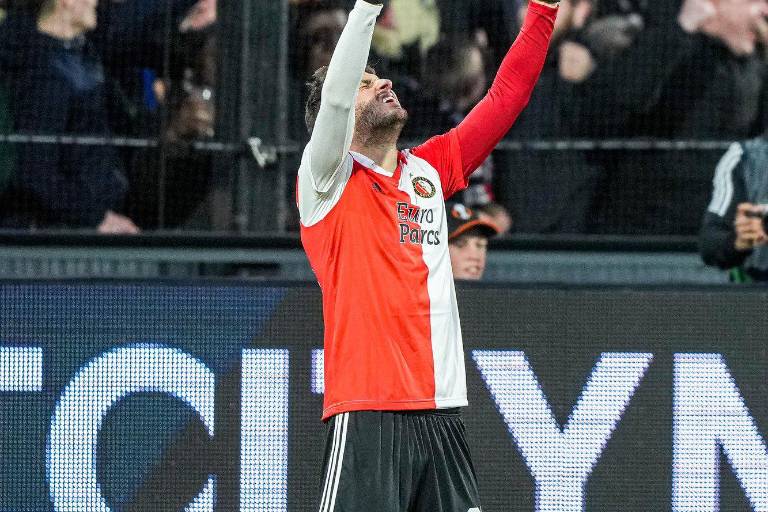 Giménez encauza goleada del Feyenoord en la Europa League