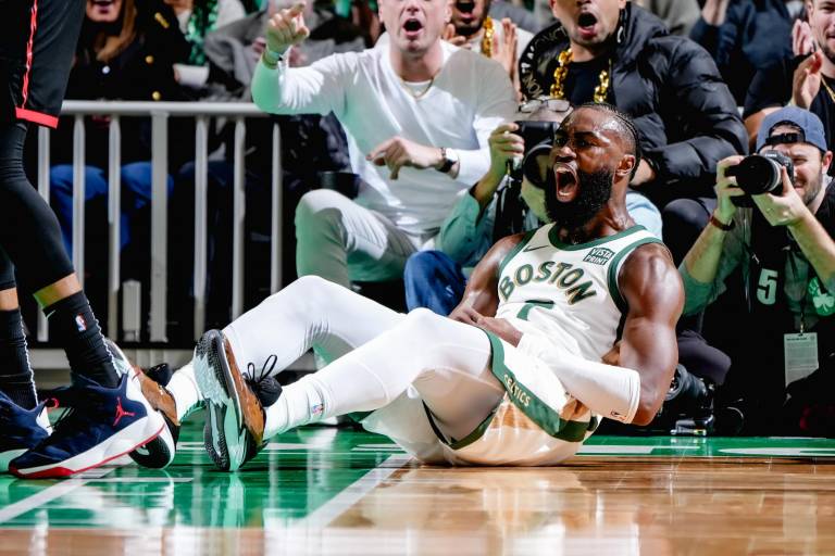 Celtics suda de más, pero gana al final a Raptors