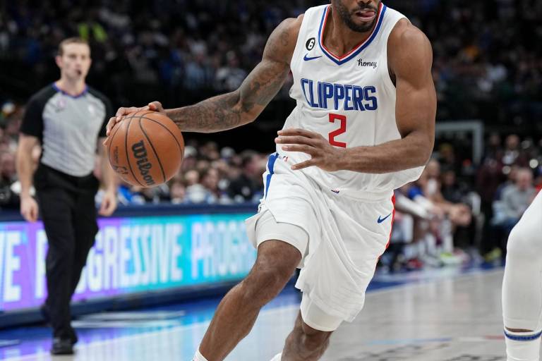 Leonard anota 30 puntos para llevar a Clippers a vencer a Mavs