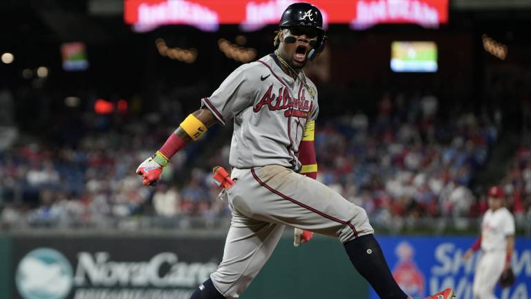 Ronald Acuña Jr. celebra tras remolcar una carrera para los Bravos.
