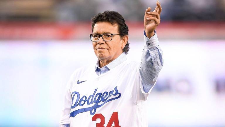 Fernando Valenzuela sigue internado.
