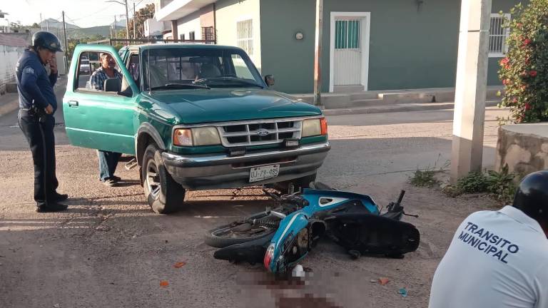 La mujer resultó con probable fractura en la pierna.