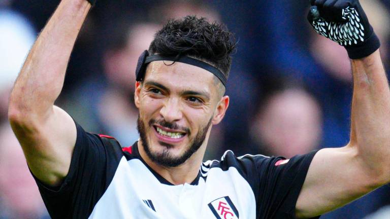 Raúl Jiménez anotó ante el Arsenal y llegó a cinco goles con el Fulham.