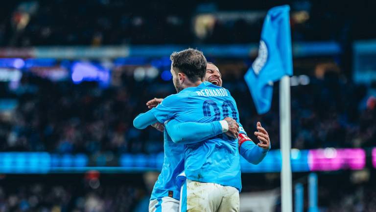 Bernardo Silva es felicitado tras anotar uno de sus goles ante el Newcastle.