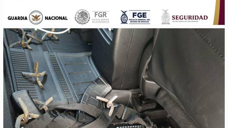 El vehículo y los objetos localizados fueron asegurados y puestos a disposición del Ministerio Público Federal.