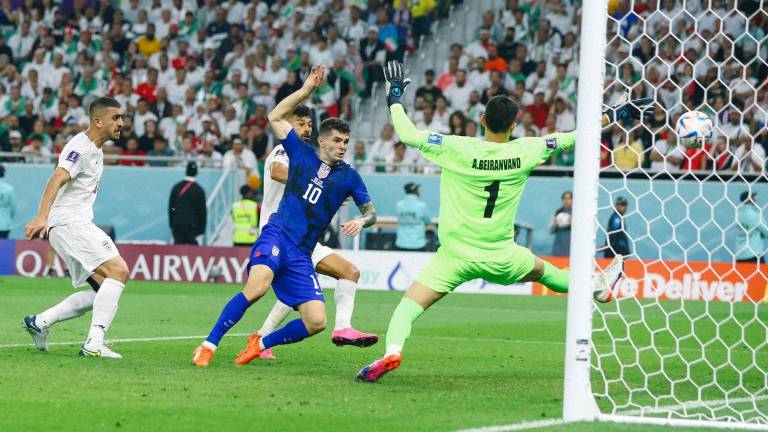Cristian Pulisic al momento de rematar el balón que terminó en gol para el triunfo de Estados Unidos.