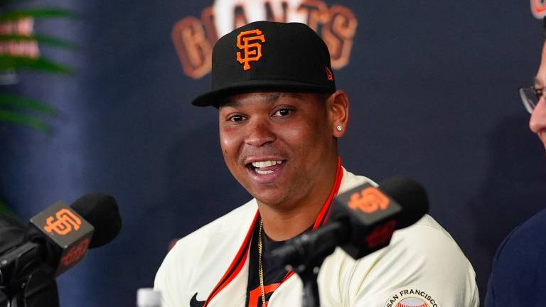 Rafael Devers ya se puso el jersey de los Gigantes.