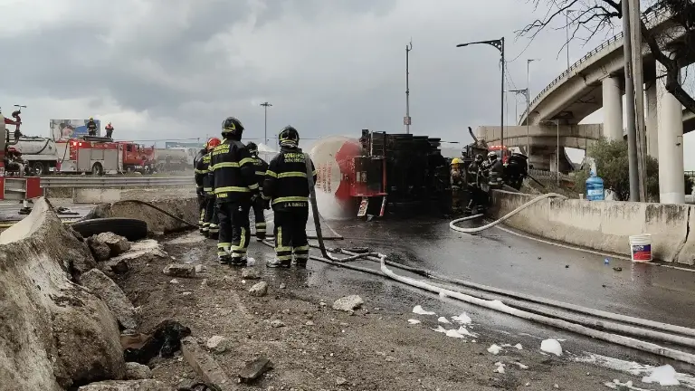 La volcadura y explosión de una pipa de gas ha dejado hasta el momento 14 personas muertas en la Ciudad de México.