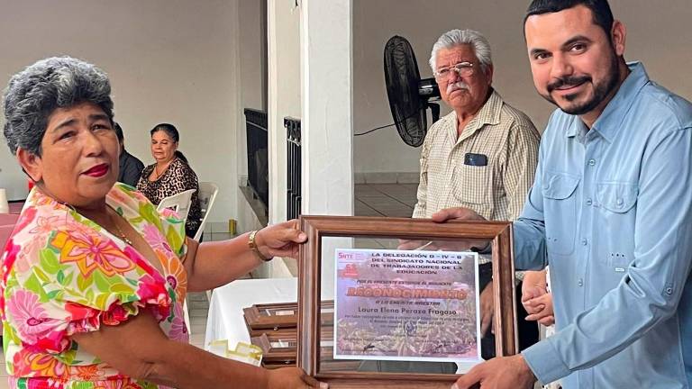Los docentes jubilados reciben su reconocimiento.