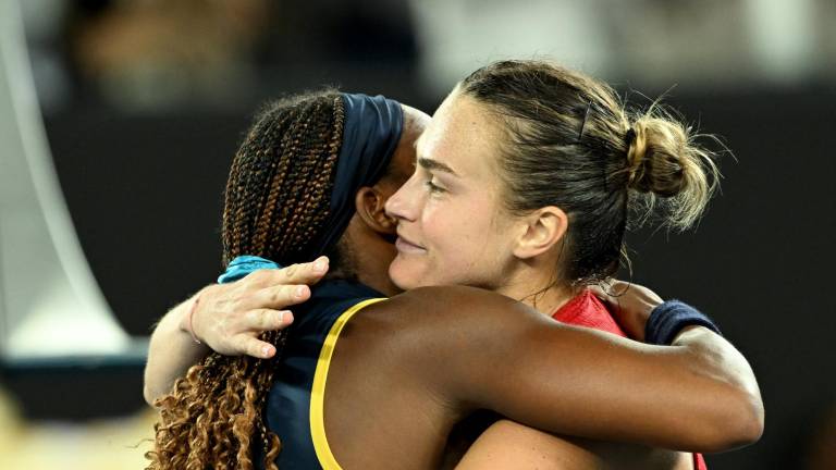Coco Gauff se abraza con Aryna Sabalenka al concluir la semifinal.