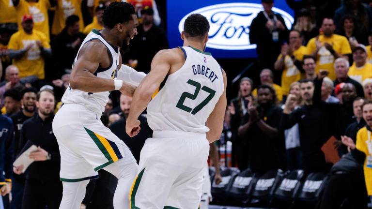 Rudy Gobert celebra su canasta ganadora con Donovan Mitchell.