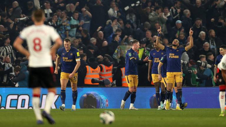 Newcastle United pegó primero en las semifinales de la Carabao Cup de Inglaterra.