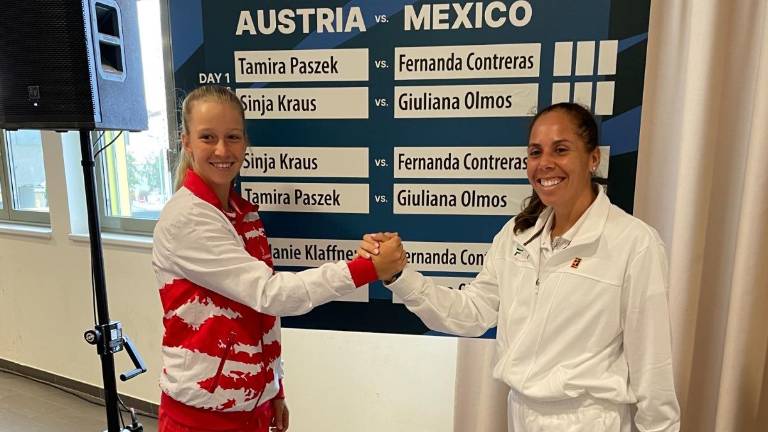 Giuliana Olmos (der.) se saluda con Sinja Kraus.