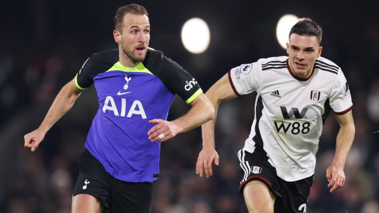 Harry Kane (izquierda) le dio los tres puntos al Tottenham para mantenerlos en puestos de copas europeas.