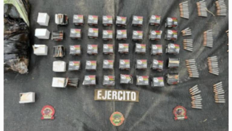 Aseguran cartuchos y presunta droga, en Choix