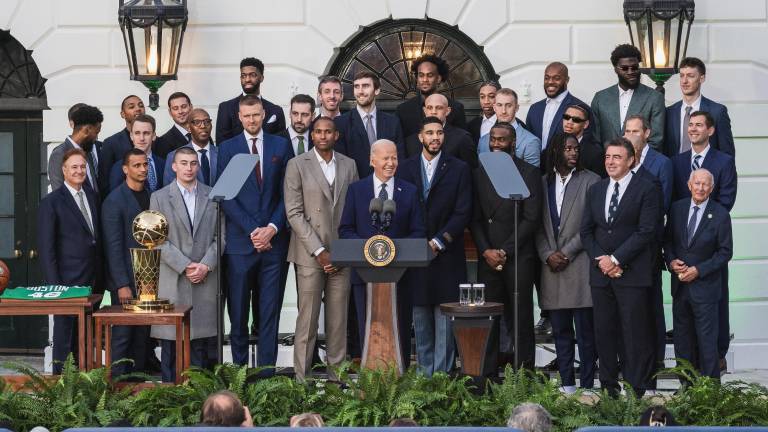 Joe Biden recibe a los campeones de la NBA.