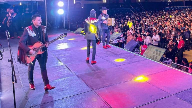 Los Tigres del Norte reciben la noticia del fallecimiento de su mamá en pleno concierto.