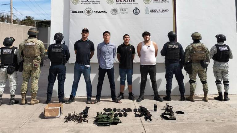 Cuatro civiles fueron detenidos en la comunidad de Bellavista, en Culiacán, con armas largas.