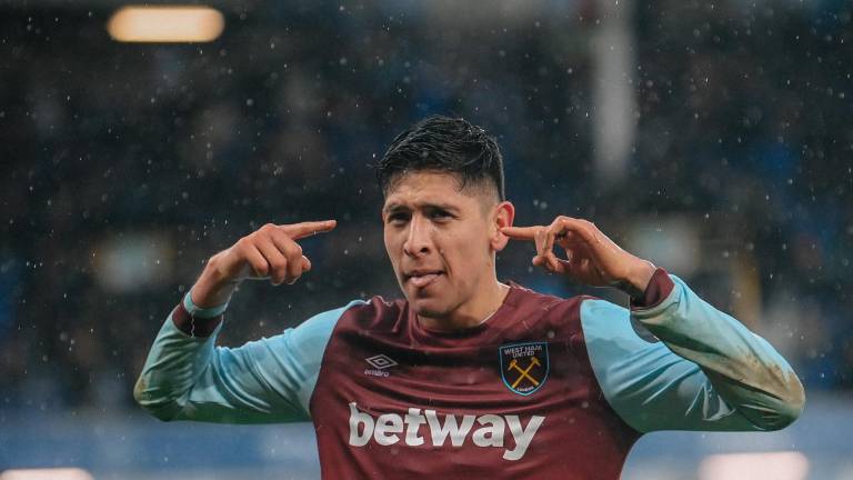 Edson Álvarez podría llegar al ManU.