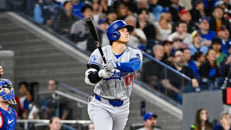 Shohei Ohtani pega su séptimo jonrón de la temporada.