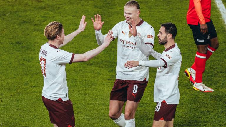 El atacante noruego Erling Haaland, del Manchester City, celebra uno de sus goles contra el Luton Town.