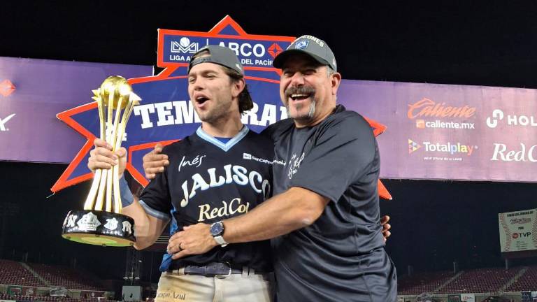 Benjamín Gil festejó en grande el título de campeón de la LMP junto a su hijo Mateo, que fue de los peloteros determinantes en la Serie de Mexico.
