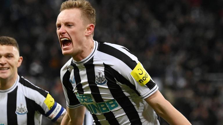 Sean Longstaff celebra uno de los dos goles del Newcastle United.