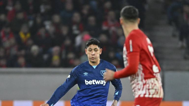 Edson Álvarez disputó todo el juego.