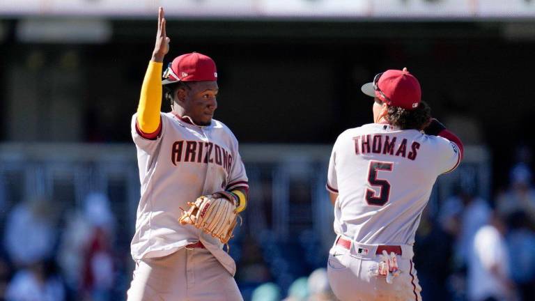 Alek Thomas, aquí celebrando con Geraldo Perdomo, fue clave para el triunfo de los Diamondbacks.