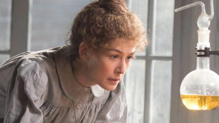 La actriz Rosamund Pike da vida a la científica Marie Curie.