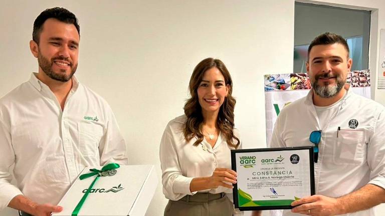 La Maestra Edna Noriega Ituarte, del Centro de Capacitación, Investigación e Innovación Agropecuaria y Alimentaria de Baja California, recibe su reconocimiento.