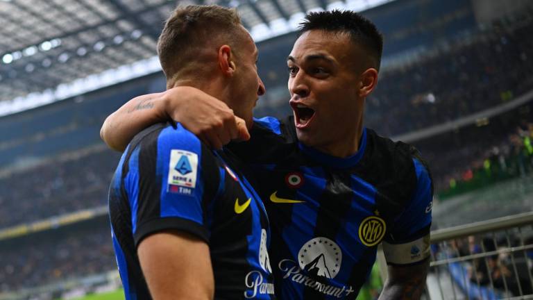 Lautaro Martínez celebra con Davide Frattesi, en la victoria del Inter, donde ambos anotaron.