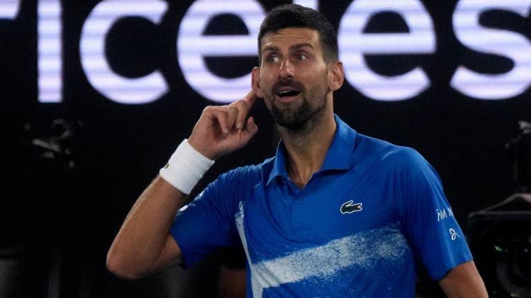 Novak Djokovic se enfrentó a Carlos Alcaraz y a la afición, antes de avanzar a las semifinales en Australia.