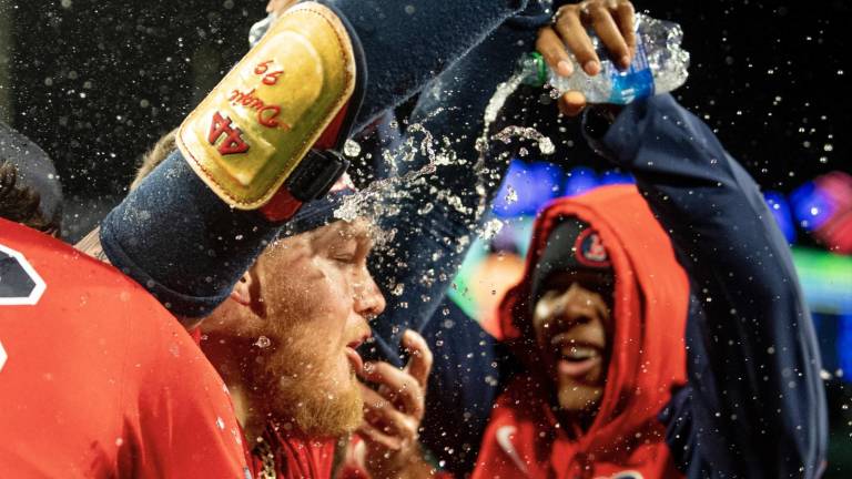 Alex Verdugo en medio de la celebración tras su hit ganador.