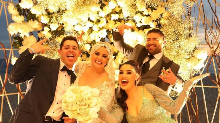 Judith Osuna y Sergio Lizárraga, acompañados por sus hijos Sergio y Brianda Lizárraga Osuna.