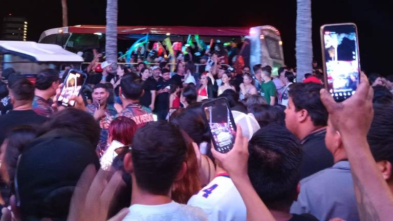 Cientos de personas esperan que el vocalista baje de un yate para entrar al local.