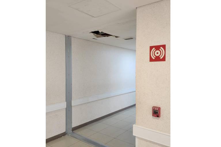 Denuncia personal goteras y humedad en la UCI del Hospital General de Mazatlán