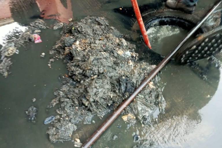 Sacan una gran cantidad de toallitas húmedas del drenaje en Real Pacífico, en Mazatlán