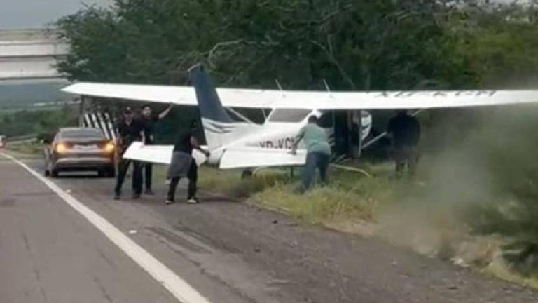 Una avioneta tipo Cessna aterrizó de emergencia en un tramo de la carretera Mazatlán-Culiacán la tarde del jueves 7 de agosto.