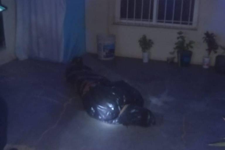 Falsa alarma provoca un muñeco envuelto en plástico negro en una calle de Aguaruto