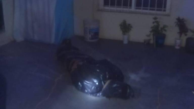 El bulto en forma de persona y envuelta en plástico negro resultó ser un muñeco.