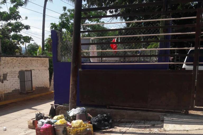 Denuncian vecinos de El Rosario que van tres semanas que no pasa el camión de la basura